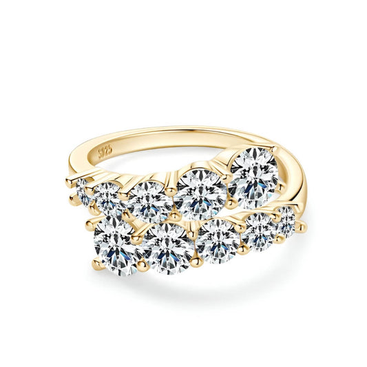 Bague ouverte alignement de diamants en or à plat vue de face sur fond blanc.