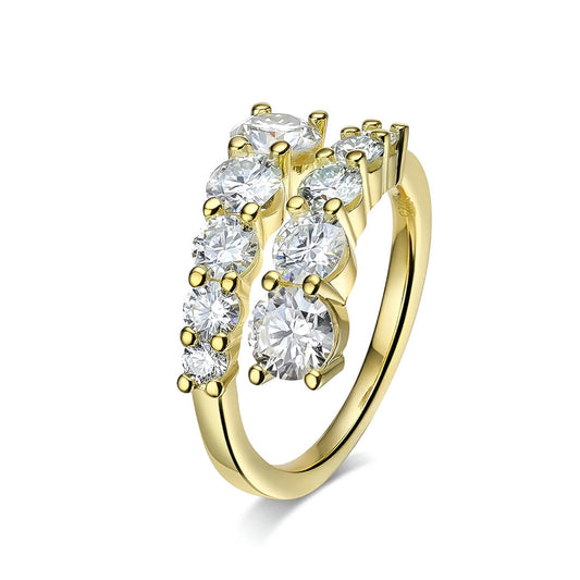 Bague ouverte alignement de diamants en or jaune debout sur fond blanc.
