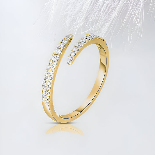 Bague ouverte Croisement de Diamants en or debout vue de coté sur fond blanc cassé.