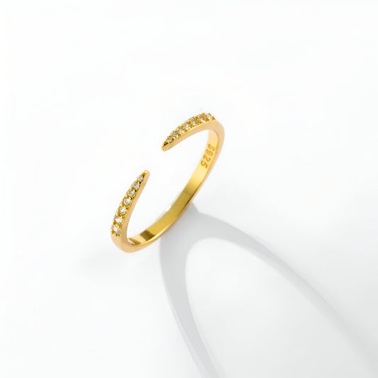 Bague ouverte Pointe de Diamants en or jaune vue de dessus sur fond blanc.