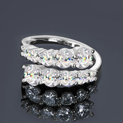 Bague ouverte en or blanc et diamants synthétiques à plat.