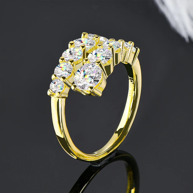 Bague ouverte en or jaune et diamants synthétiques debout.