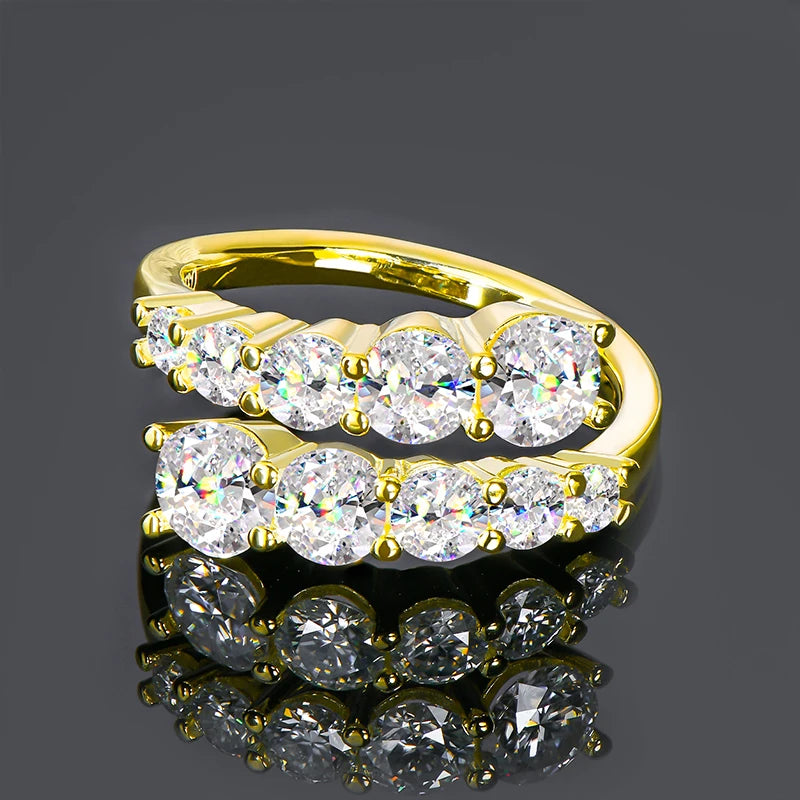 Bague ouverte en or jaune et diamants synthétiques à plat.