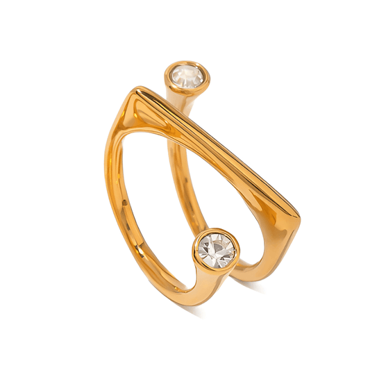 Bague fantaisie ouverte semi-tourbillon en acier inoxydable et or jaune sertie de cristaux sur fond blanc.