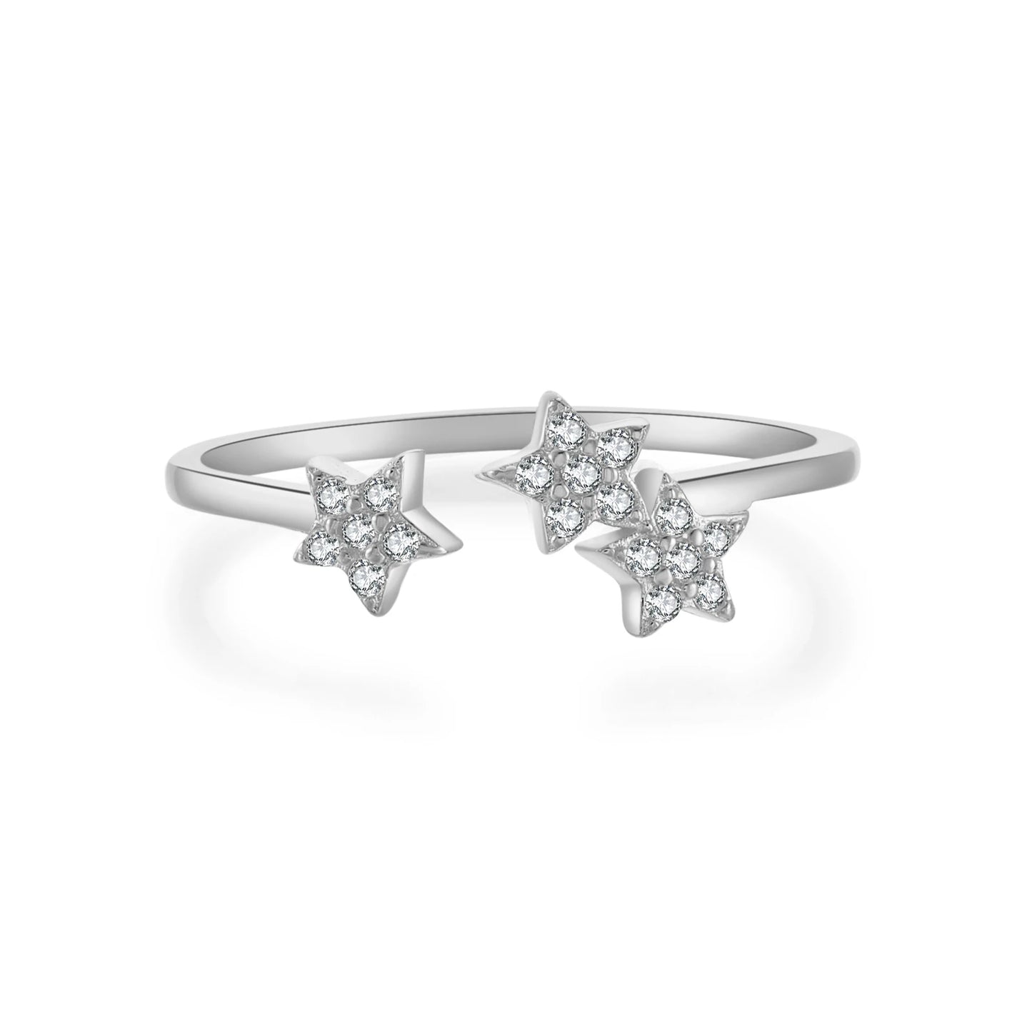 Bague ouverte trio d'étoiles en argent 925 rhodié et zircons sertis grains sur fond blanc.