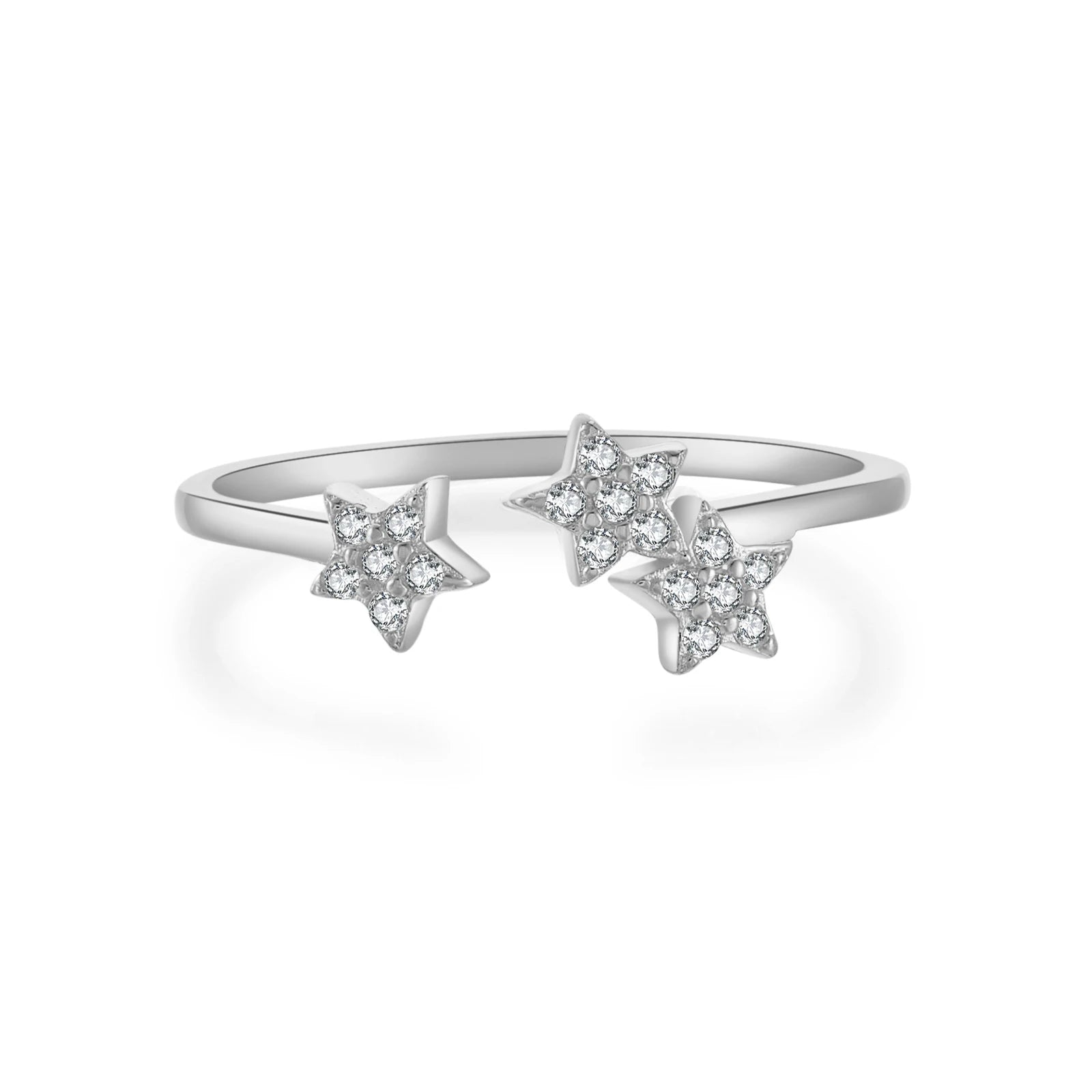Bague ouverte trio d'étoiles en argent 925 rhodié et zircons sertis grains sur fond blanc.