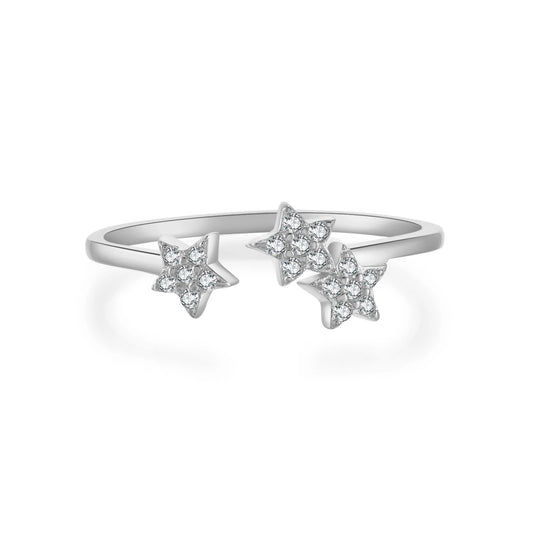 Bague ouverte trio d'étoiles en argent 925 rhodié et zircons sertis grains sur fond blanc.