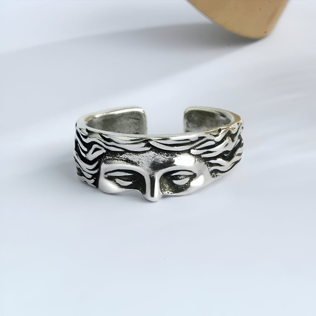 Bague ouverte Vénus demi-visage en acier inoxydable à plat.
