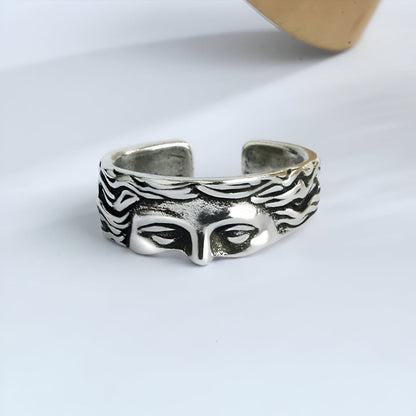 Bague ouverte Vénus demi-visage en acier inoxydable à plat.