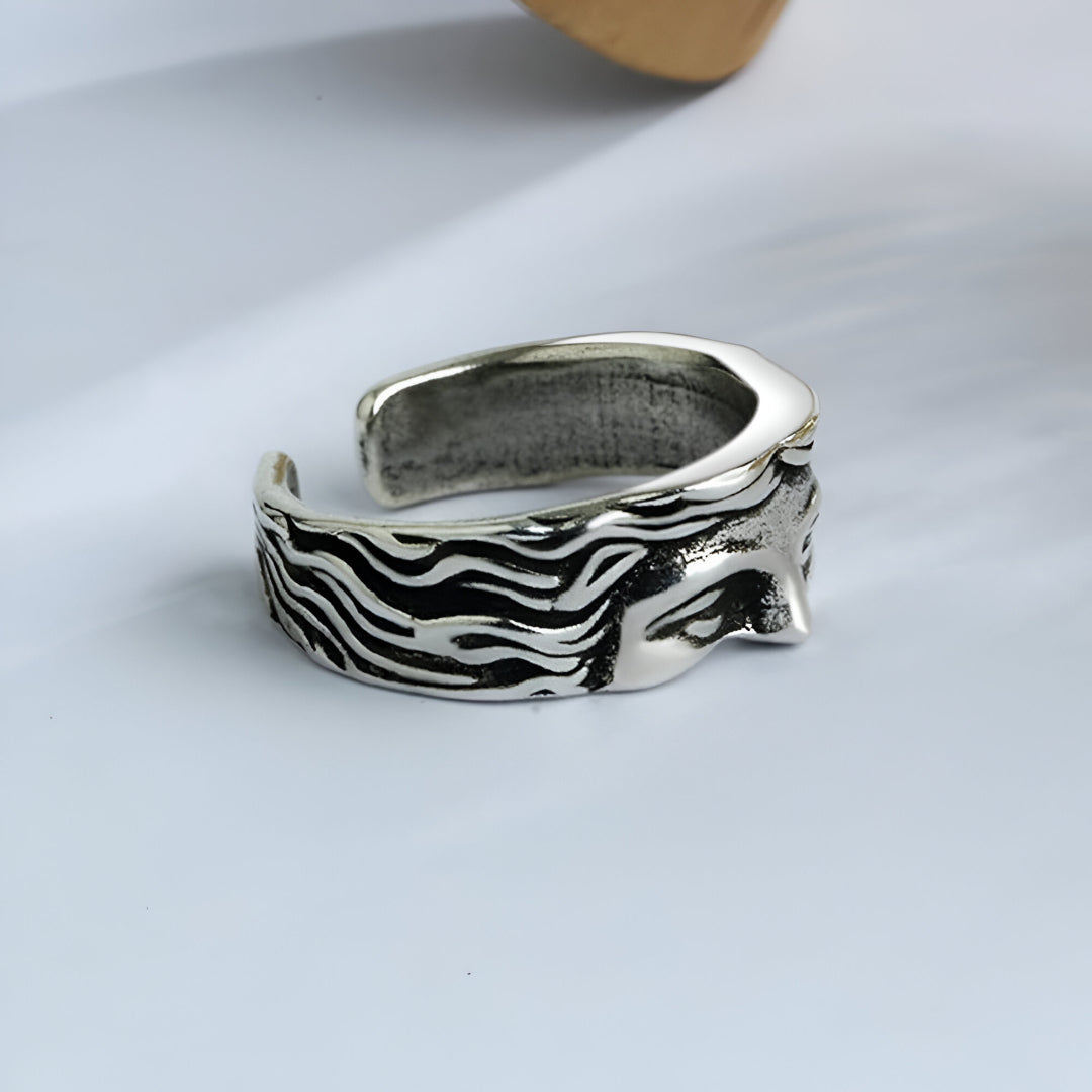 Bague rétro demi-visage de Vénus sculpté en acier inoxydable vue de côté.