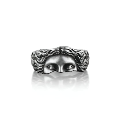 Bague rétro demi-visage de Vénus sculpté en acier inoxydable 316L sur fond blanc.