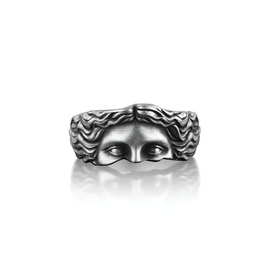 Bague rétro demi-visage de Vénus sculpté en acier inoxydable 316L sur fond blanc.