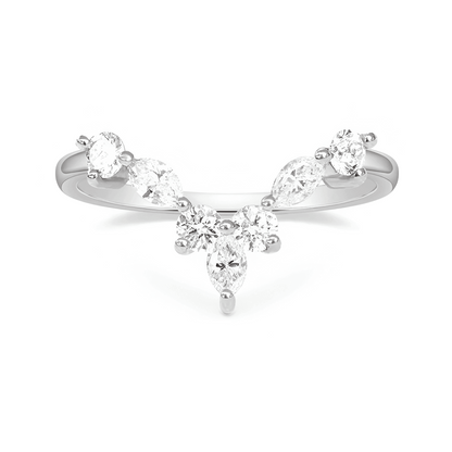 Bague en or blanc et oxyde de zirconium vue de face sur fond blanc.