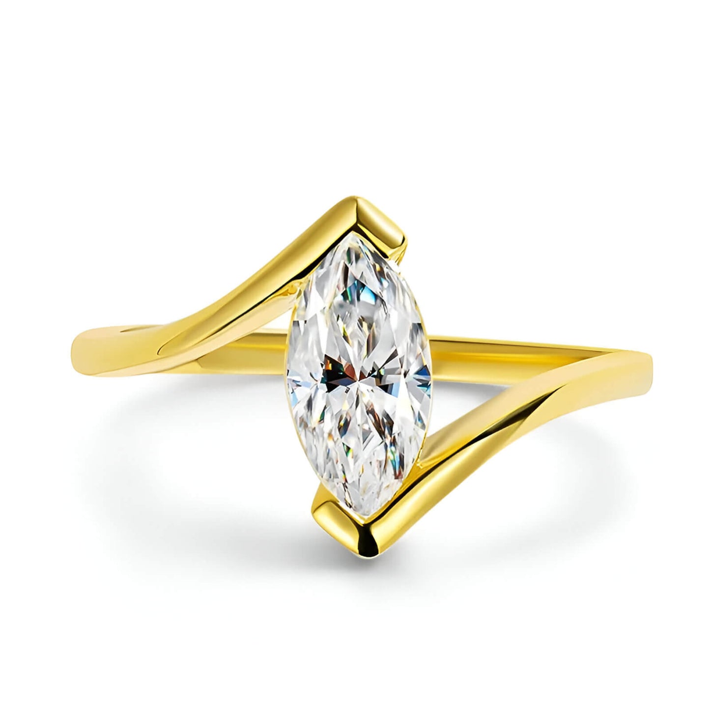 Bague solitaire en or jaune et diamant synthétique sur fond blanc.
