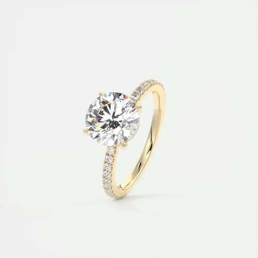 Bague solitaire Artemis en argent 925 plaqué or jaune et diamants sur fond blanc.