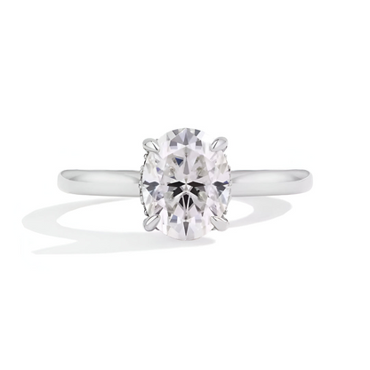 Bague solitaire en or blanc et diamant synthétique vue de face sur fond blanc.