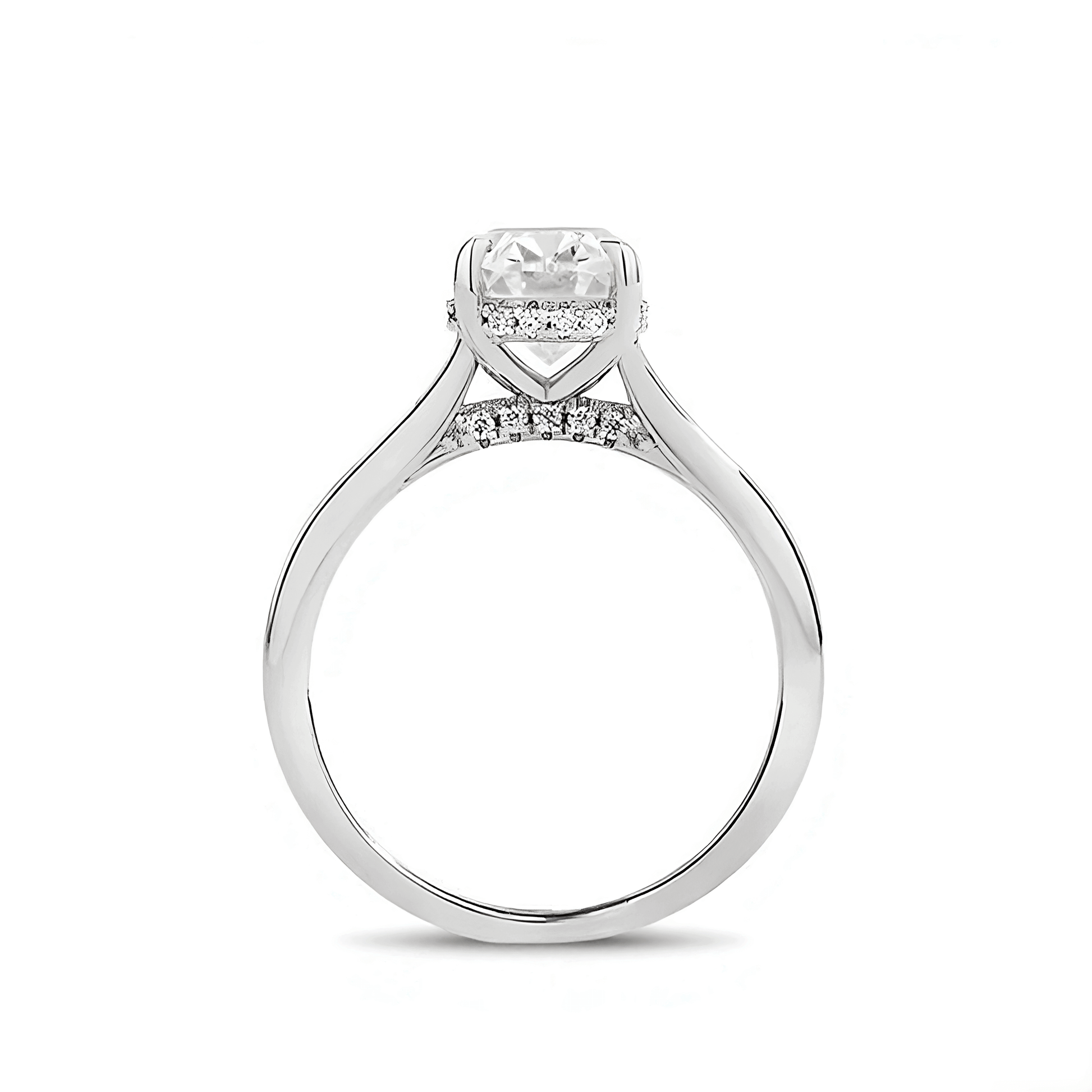 Bague solitaire en or blanc et diamant synthétique vue latérale sur fond blanc.