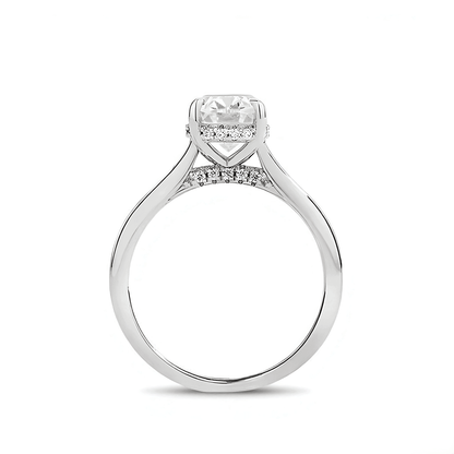 Bague solitaire en or blanc et diamant synthétique vue latérale sur fond blanc.
