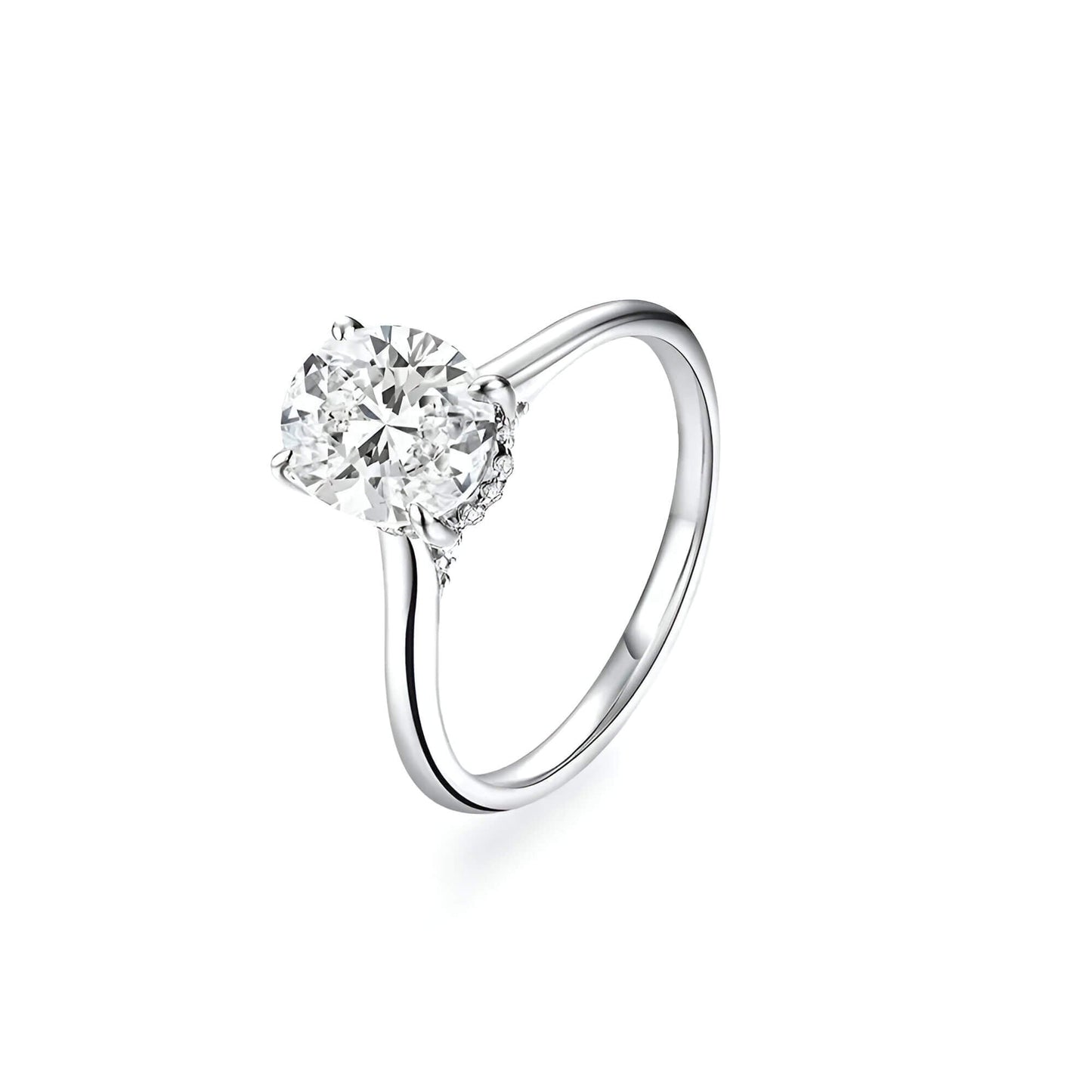 Bague solitaire en or blanc et diamant synthétique sur fond blanc.