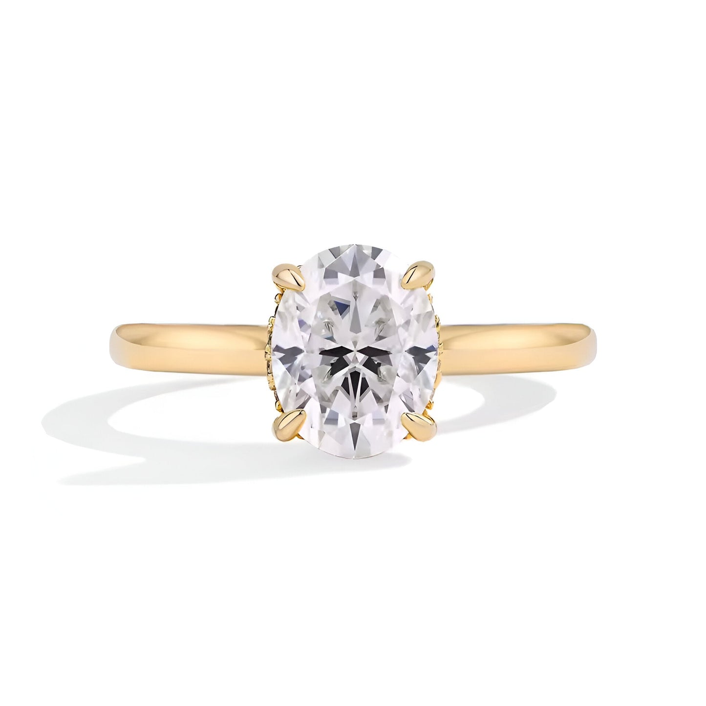 Bague solitaire en or jaune et diamant synthétique vue de face sur fond blanc.