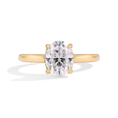 Bague solitaire en or jaune et diamant synthétique vue de face sur fond blanc.