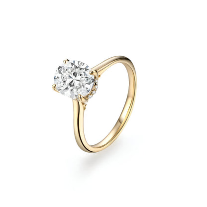 Bague solitaire en or jaune et diamant synthétique sur fond blanc.