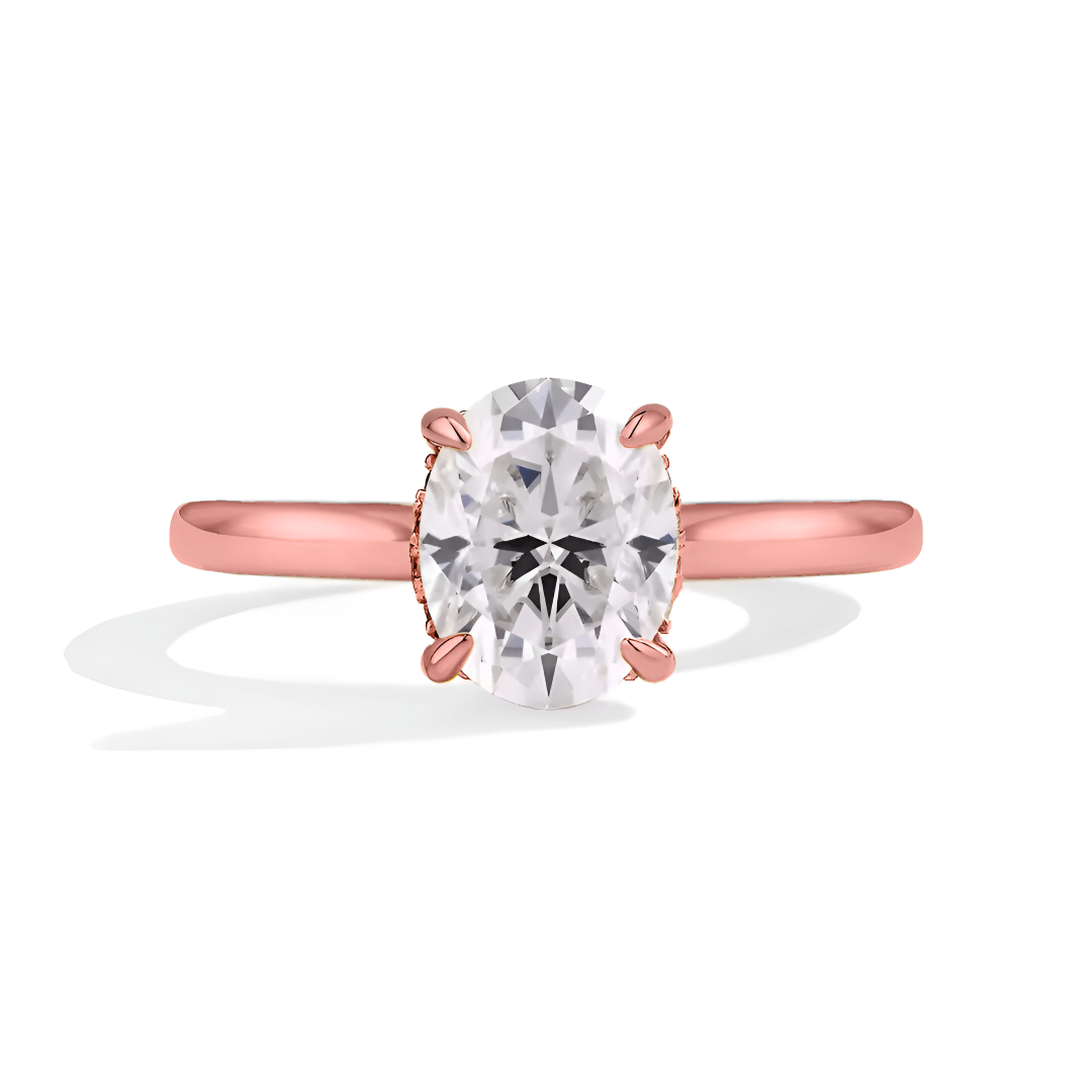 Bague solitaire en or rosé et diamant synthétique vue de face sur fond blanc.