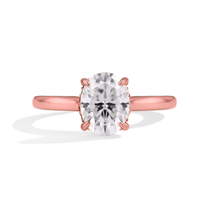 Bague solitaire en or rosé et diamant synthétique vue de face sur fond blanc.