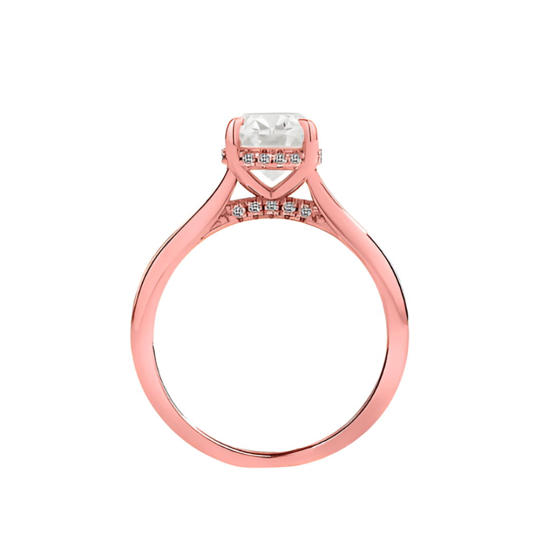 Bague solitaire en or rosé et diamant synthétique vue latérale sur fond blanc.