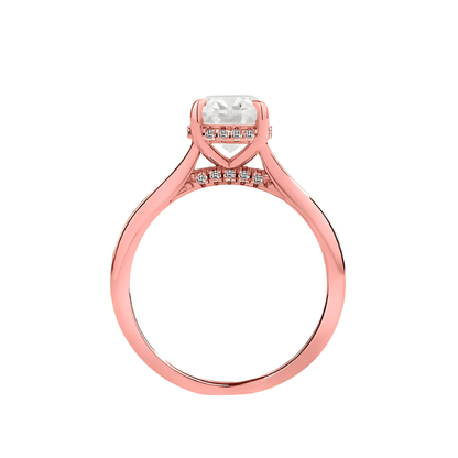 Bague solitaire en or rosé et diamant synthétique vue latérale sur fond blanc.