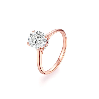 Bague solitaire en or rosé et diamant synthétique sur fond blanc.