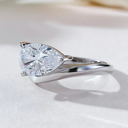 Bague solitaire courbée en or blanc et diamant synthétique vue de côté.