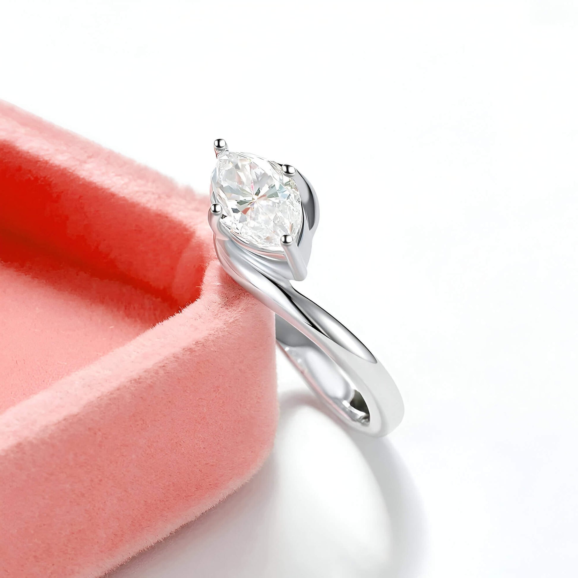 Bague solitaire courbée polaris en argent 925 plaqué or blanc et diamant marquis étincelant posée.