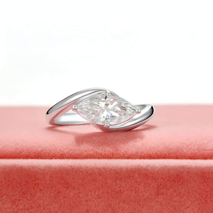 Bague solitaire courbée en or blanc et diamant synthétique vue de face.