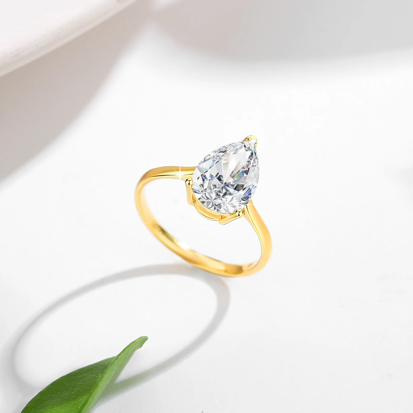 Bague solitaire diamant goutte 2ct serti griffes Océana en or jaune 14K éclatant vue du dessus.