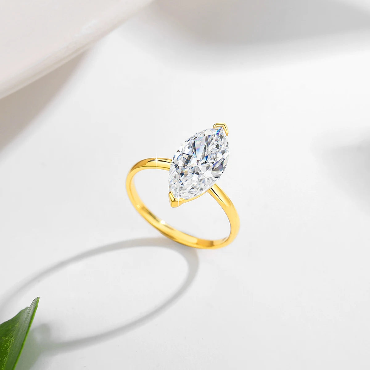 Bague solitaire diamant marquis étincelant serti barre en or jaune 14K vue du dessus.