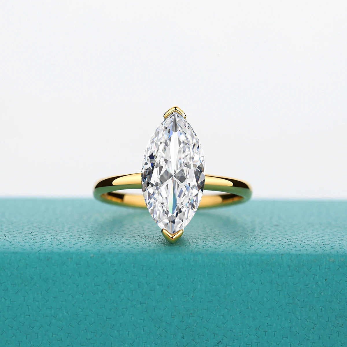 Bague solitaire diamant marquis serti barre en or jaune 14K chaleureux vue de face.