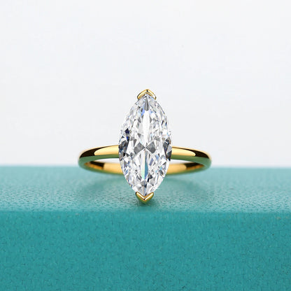 Bague solitaire diamant marquis serti barre en or jaune 14K chaleureux vue de face.