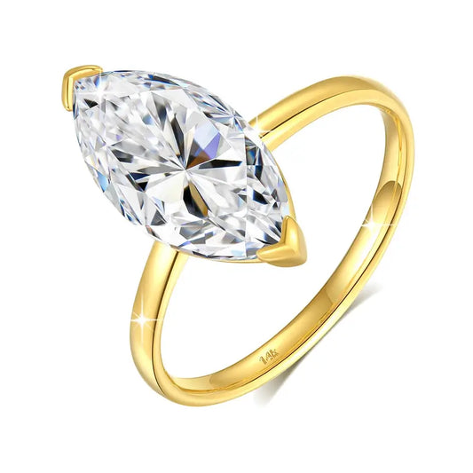 Bague solitaire diamant marquis serti barre en or jaune 14K sur fond blanc.