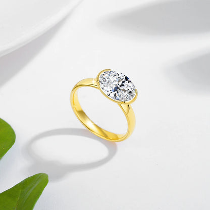 Bague solitaire diamant ovale 3ct serti semi-clos Orélia en or jaune 14K raffiné debout.