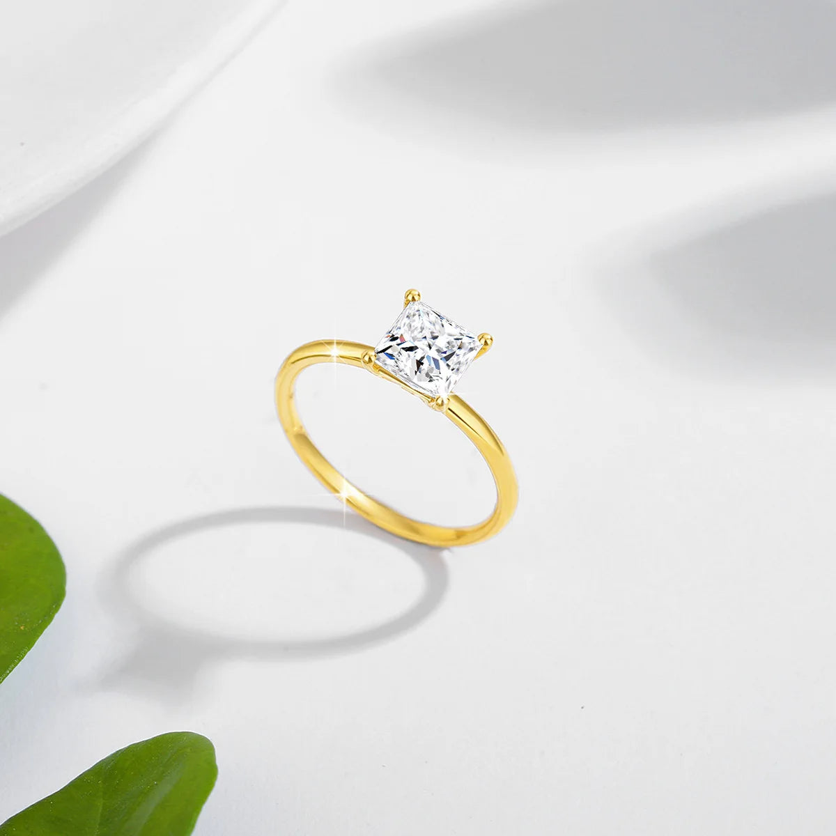 Bague solitaire diamant étincelant taille princesse 1Ct serti griffes Diane en or jaune 14K debout.