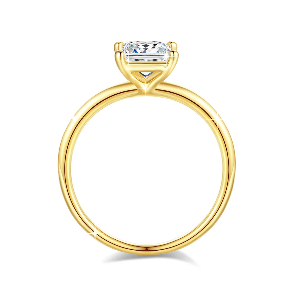 Bague solitaire diamant éclatant taille princesse 1Ct serti griffes Diane en or jaune 14K vue latérale.