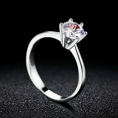 Bague solitaire en or blanc et oxyde de zirconium debout vue de côté.