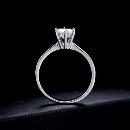 Bague solitaire en or blanc et oxyde de zirconium vue latérale.