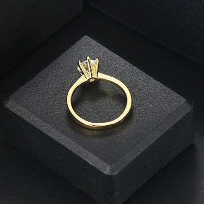 Bague solitaire en or jaune et oxyde de zirconium vue du dessus.