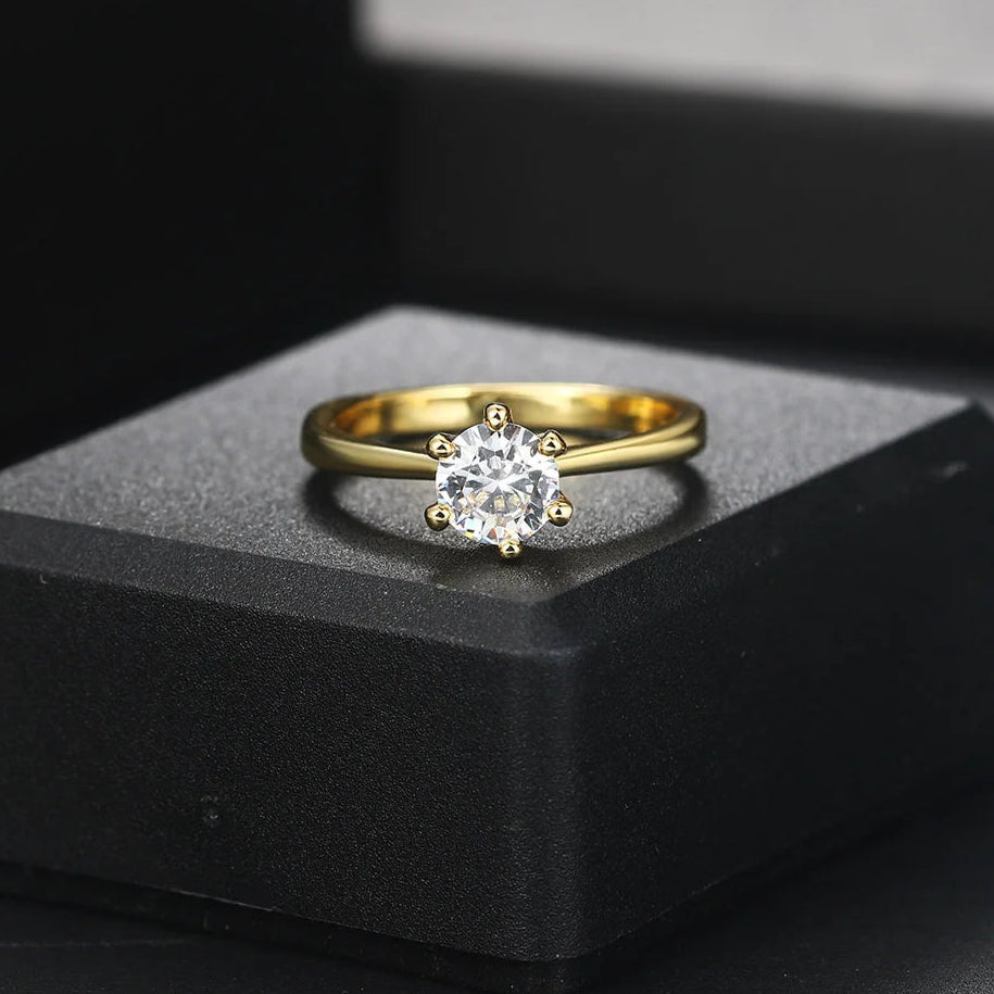 Bague solitaire en or jaune et oxyde de zirconium à plat vue de face.