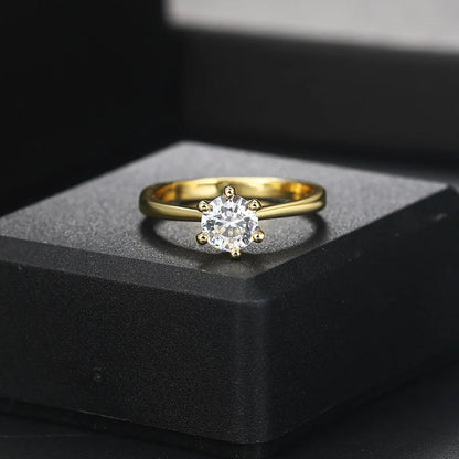 Bague solitaire en or jaune et oxyde de zirconium à plat vue de face.