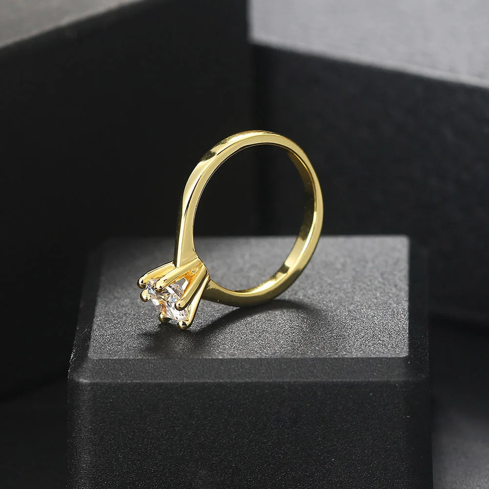 Bague solitaire en or jaune et oxyde de zirconium renversée.