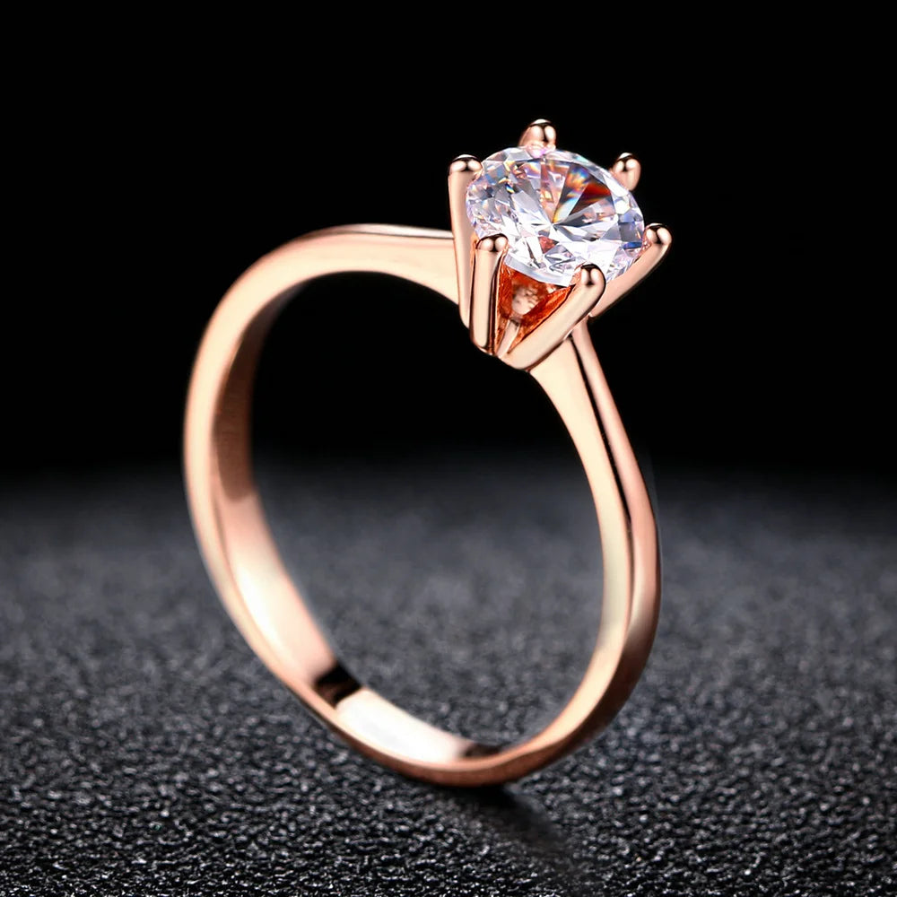 Bague solitaire en or rosé et oxyde de zirconium debout.