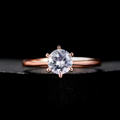 Bague solitaire en or rosé et oxyde de zirconium vue de face.
